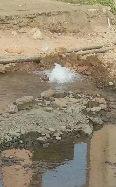 दुष्काळी परिस्थितीत सार्वजनिक बांधकाम विभागाच्या ठेकेदाराचा गलथान कारभार (लाखो लिटर पिण्याचे पाणी रस्त्यावर.)